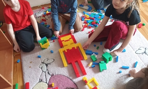 BUDUJEMY, TWORZYMY, ROZWIJAMY WYOBRAŹNIĘ - DZIEŃ KLOCKÓW LEGO W NASZEJ ŚWIETLICY