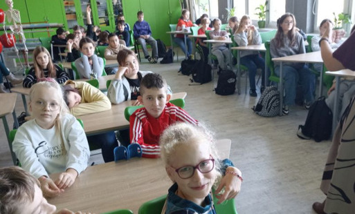 dzieci siedzące w klasie